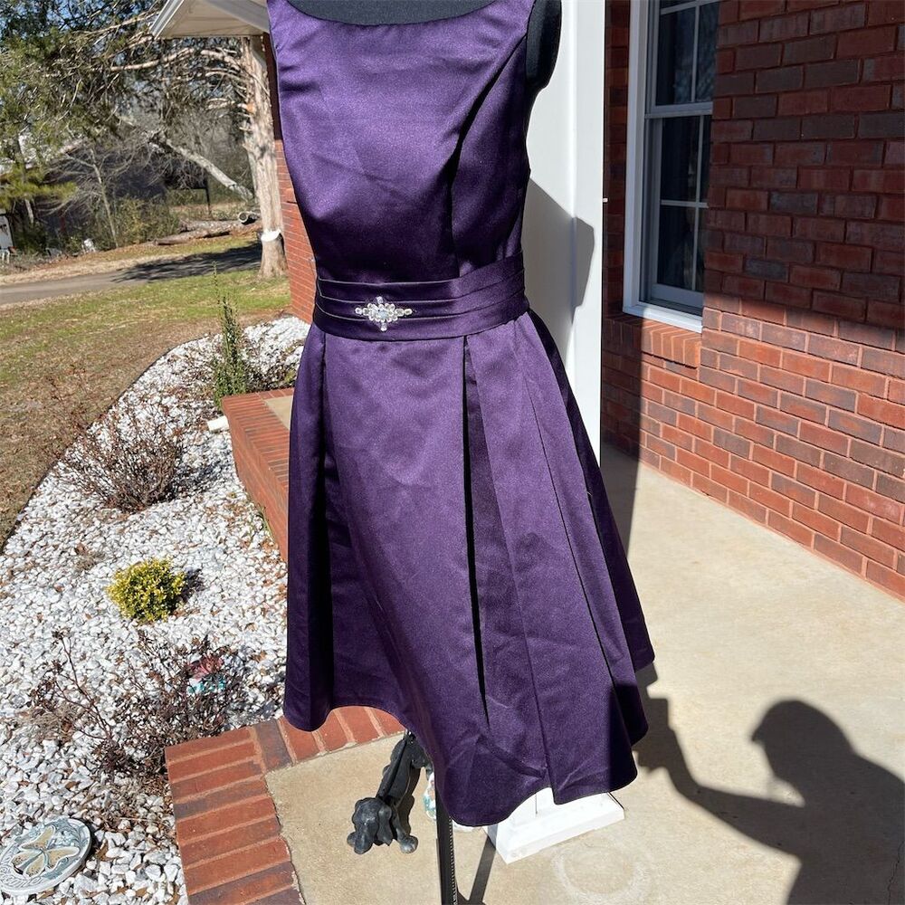 Davinci Women's Size 12 Purple Satin Short Sleeveless Cocktail Formal Dress Prom